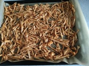 烤盘中铺油纸，将杏鲍菇丝平铺在烤盘上。开启热风模式150度 30分钟左右，取出翻面，140度在继续烤30分钟至杏鲍菇丝略干状态即可。最后20分钟要记得经常翻动，使其受热均匀。温度及时间仅供参考，各位请根据自家烤箱脾气进行调节。