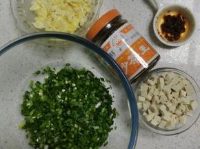 韭菜洗净切碎，鸡蛋炒熟切碎，豆腐切小块。葱切碎。