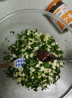 豆腐，鸡蛋，葱花，放入韭菜中，加入沙茶酱，酱油，五香粉，橄榄油，香油，盐，调匀。