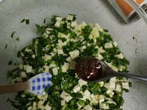 豆腐，鸡蛋，葱花，放入韭菜中，加入沙茶酱，酱油，五香粉，橄榄油，香油，盐，调匀。