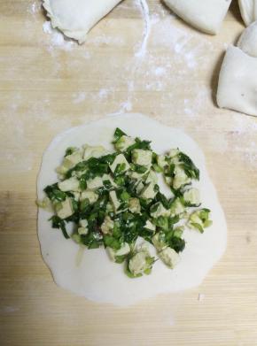 和好的面切切成比饺子稍大一点的段，擀圆，放入馅，对折，捏紧边缘