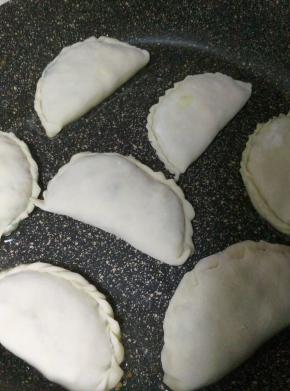 放入锅中，煎至两面金黄，面熟了即可。