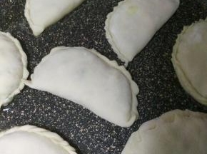 放入锅中，煎至两面金黄，面熟了即可。