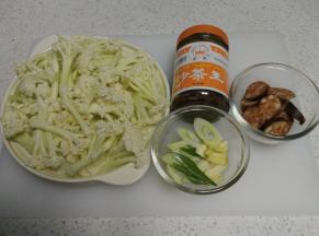 菜花洗净，掰碎，沥干水分。辣味香肠，葱姜蒜切好备用。