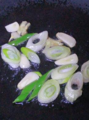 热锅凉油，油烧至5成热时放入葱姜蒜小火煸炒至炒出香味。
