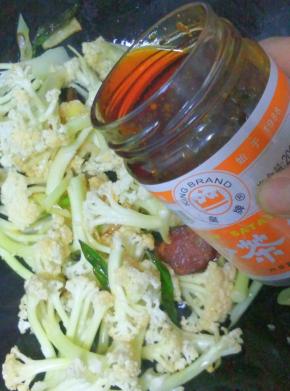 加入少许的酱油，盐、以及皇牌沙茶酱，因为沙茶酱，酱油都有咸度，所以盐要减量。