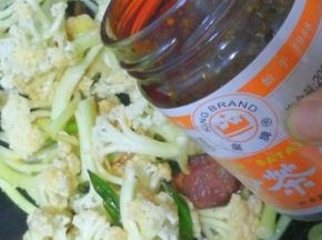 加入少许的酱油，盐、以及皇牌沙茶酱，因为沙茶酱，酱油都有咸度，所以盐要减量。