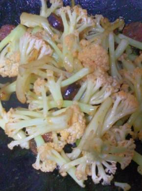 煸炒至无生味出锅即可。我不喜欢吃炒过头的菜花，一则是菜花中富含一些水溶性的营养成分，长时间高温加热或者水煮都容易造成营养素的破坏。二来是面面的菜花臣妾真的是不喜欢那种口感啊！我就喜欢吃脆的~