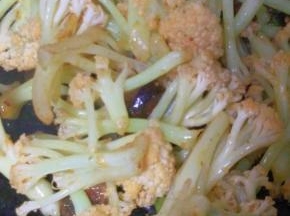 煸炒至无生味出锅即可。我不喜欢吃炒过头的菜花，一则是菜花中富含一些水溶性的营养成分，长时间高温加热或者水煮都容易造成营养素的破坏。二来是面面的菜花臣妾真的是不喜欢那种口感啊！我就喜欢吃脆的~