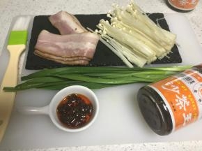 金针菇去腿洗净，用厨房纸吸干表面水分。韭菜洗净。