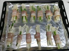 放入预热好的烤箱，中层。200度，15分钟左右。温度仅供参考。