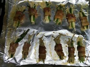 中途取出翻面，表面刷少许沙茶酱。及时观察上色情况，不要烤过头哦~