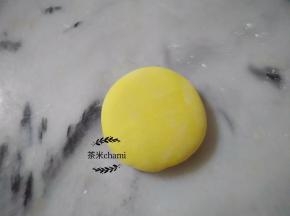 每个福袋是50克面团，一共做4个福袋。先将50克的面团排气，揉圆，压扁。