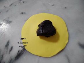 包入适量豆沙馅