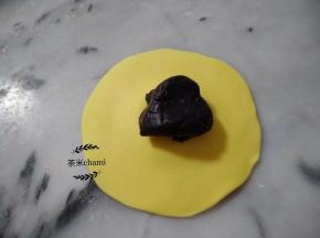 包入适量豆沙馅
