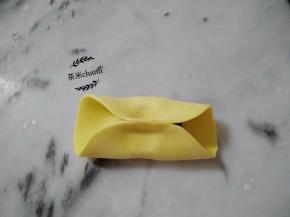 月牙饺子的包法，中间捏起。
