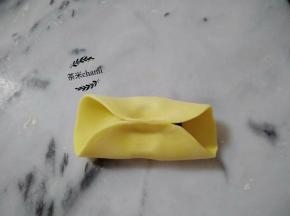月牙饺子的包法，中间捏起。