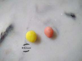 把两块小面团，搓圆。