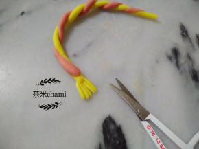 两头黄色的面团，用小剪刀，剪出須須。