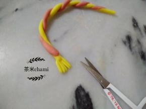 两头黄色的面团，用小剪刀，剪出須須。