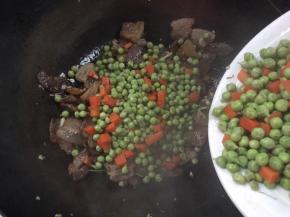 加入胡萝卜丁、豌豆米炒匀入味