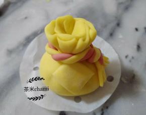 中间方形的福字，可以用面团搓出字，也可以蒸熟后用食用色素笔写，我选择后者。
夏天室温发酵半小时，冬天烤箱30度发酵半小时，蒸十分钟。
