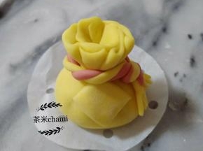 中间方形的福字，可以用面团搓出字，也可以蒸熟后用食用色素笔写，我选择后者。
夏天室温发酵半小时，冬天烤箱30度发酵半小时，蒸十分钟。