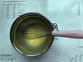 两个鸡蛋打散充分搅匀