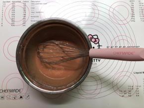 加入混合过筛好的红曲粉、低筋面粉，继续搅拌均匀，不要过度搅拌哦