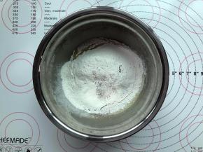 加入糖粉，用打蛋器混合均匀到无颗粒