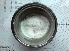 加入糖粉，用打蛋器混合均匀到无颗粒