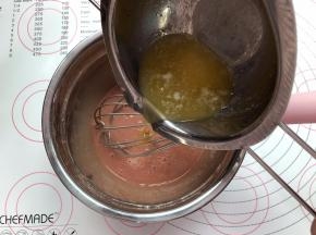 加入融化的黃油搅拌均匀