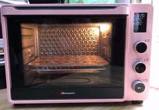 送进事先预好的烤箱，上下火175度度，烤20分钟。等到有高高的小肚子隆起，
边缘略变黄，就可以出炉了