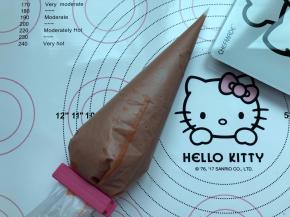 将搅拌好的面糊装进裱花袋，然后密封送进冰箱冷藏两个小时以上