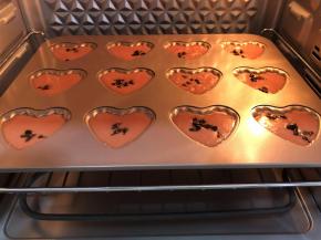 挤进模具中即可，用挤的方法可以让成品烤出来避免不健康的大气泡哦，
8-9分满的样子，然后加入巧克力豆