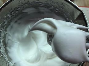 分开蛋黄和蛋白，盛放在两个搅拌盆中，在蛋白中加几滴白醋或柠檬汁打至鱼泡眼
加入第一次的细砂糖，继续打发至能看到有浅浅的纹路，这时加入第二次的糖，
中速打发至蛋白变得泡沫细腻，打至蛋白霜拉起的大弯钩下弯就说明发好了，（如图）