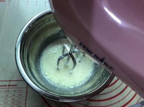 玉米油和牛奶用打蛋器低速混合搅拌均匀