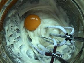 加入过筛好的低筋面粉，用打蛋器，不开动的情况下，先把低粉混至面粉看不到干粉，
如果加入面粉立刻开动打蛋器的话那么面粉会飞溅得到处都是，混合好后，开动打蛋器，
用最低速用Z字手法混合，切记不要打圈，以免面糊起筋，把蛋黄分次加入面糊中