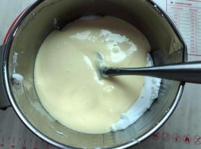 再把先混合好的蛋糊倒进蛋白糊中，翻拌至看不见蛋白霜