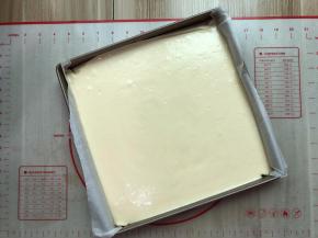 将蛋糕糊从20厘米高处倒入法焙客模具中28*28的金色烤盘，在桌面上轻轻震，震出气泡