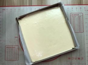 将蛋糕糊从20厘米高处倒入法焙客模具中28*28的金色烤盘，在桌面上轻轻震，震出气泡
