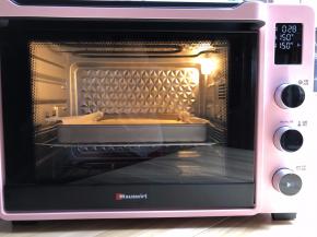 送进预热好的烤箱，上下火150度25分钟，（我用的是海氏C40上色非常的均匀）