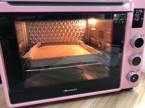 上色非常完美，出炉先将四周油纸揭掉，凉透将底下的油纸也揭掉