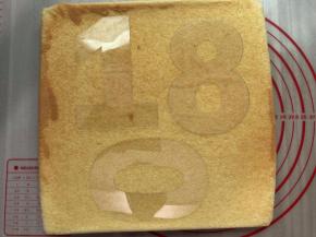 蛋糕片凉透后，将数字模片放在蛋糕片上，用小刀一点点割出来，
想要什么数字都可按自己喜欢的来切，我用的是6寸的，28*28的烤盘可以切割4个数字