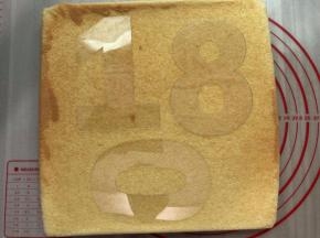 蛋糕片凉透后，将数字模片放在蛋糕片上，用小刀一点点割出来，
想要什么数字都可按自己喜欢的来切，我用的是6寸的，28*28的烤盘可以切割4个数字