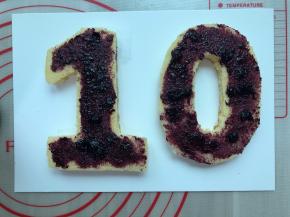 抹上适量的蓝莓酱