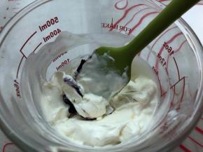 淡奶油加10克砂糖和适量的蓝莓酱打发，出现清晰纹路，倾斜打蛋器不流动即可