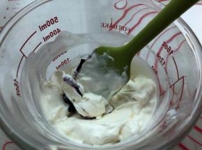 淡奶油加10克砂糖和适量的蓝莓酱打发，出现清晰纹路，倾斜打蛋器不流动即可