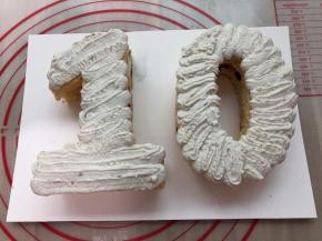 装入裱花袋随意的把打发好的淡奶油挤在蛋糕片上，然后用水果来装饰，水果随个人喜好