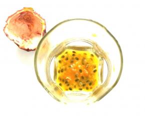 把果肉用勺子挖杯子里。